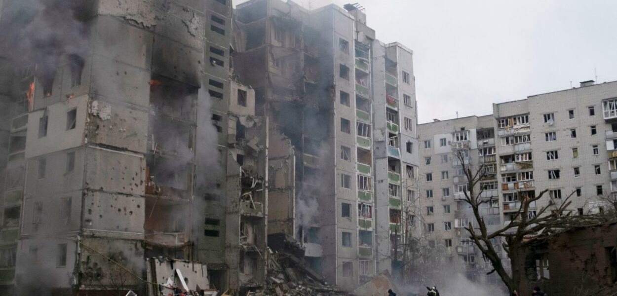 Csernyihiv város lebombázott házai. Önkéntesek hordják el a romokat. | © rt