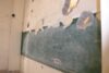 Abgeblätterte Wandtafel an der eingeschossenen Wand (csi)