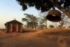 Odek falu (Uganda): Harang függ a fán a katolikus templom előtt. | Reuters