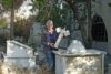 John Eibner auf einem geschändeten christlichen Friedhof in Homs csi (csi)