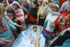 Christinnen beweinen einen jungen Toten, der bei den Anschlägen ums Leben kam (Reuters)