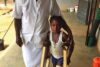 Faith Simon olyan súlyosan megsérült a fulani iszlámisták golyójától, hogy bal lábát amputálni kellett. A kislány megtanult mankóval járni. (CSI)