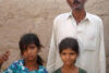 Asia Bibis Ehemann und zwei ihrer Kinder (vom)
