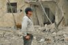 Adil Yousef vor einem zerstörten Haus seines Vaters Aziz. Er möchte in Syrien bleiben, aber nicht mehr nach Al-Karyatain zurückkehren (csi)