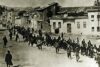 Armenier werden von osmanischen Soldaten zusammengetrieben und in ein Gefangenenlager geführt (Wikimedia)
