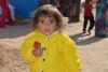 Auch Myriam, die jüngste Schwester von Sahra und Ezra, hat eine Winterjacke erhalten