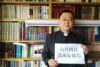 Wang Yi lelkész tábláján a felirat: „Imádkozzatok a nemzetért”.