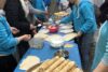 A Kék Maristák fáradhatatlan elkötelezettsége: itt szendvicseket osztanak a hajléktalanná vált embereknek. | © CSI