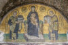 A török hódítók által érintetlenül hagyott mozaik az Istenszülőt ábrázolja a kisded Jézussal. Jobbján Konstantin császár a város makettjével, balján a templomépítő I. Justinianus császár az Hagia Sophia kicsinyített másával.