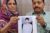 Noman Masih szülei bebörtönzött fiuk fényképével. | © CSI