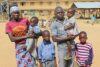 Sina mit seiner Frau Asabe und den vier Kindern. Die Familie ist dankbar, dass sie im Flüchtlingslager von Jos in Frieden leben kann (csi)