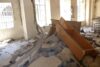 Das zerstörte Schulmobiliar auf den Trümmern lässt erahnen, mit welcher Wucht die Granaten einschlugen (csi)