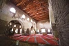 A szőnyegekkel borított, sárgaréz korláttal körbezárt emelvény szinte az egész templomhajót betölti.