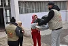 Az EPDC (Saint Ephrem Partriarchal Development Committee) al-Haszaka csapata, a CSI egyik partnere meleg ruhát és takarókat oszt ki Északkelet-Szíriában azoknak az embereknek, akiket a török Békeforrás Hadművelet (Operation Peace Spring) kényszerített lakóhelyük elhagyására (2020. február). (CSI)