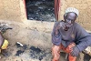 Egy férfi egykedvűen ül leégett háza előtt Kaduna szövetségi állam déli részén. A fulani milicisták porig égették az egész települést. (© Kafanchan Katolikus Egyházmegye)