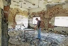 CSI-Mitarbeiter J. Veldkamp in einem zerstörten Klassenzimmer der Franziskanerinnen-Schule (csi)