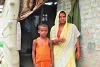 Ratankali Chaudhari idősebb fiával. Legfiatalabb gyermekét elragadta az ár, amikor át akartak kelni a folyón. Már csak a holttestét találták meg. (CSI)