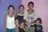 Ninoska und fünf ihrer Kinder in ihrem neuen Heim (csi)