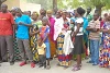 Vertriebene Menschen in Maiduguri warten geduldig auf die Hilfsgüter-Verteilung (csi)