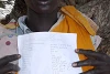 Aweer Garang Kuol ist dankbar, dass sie heute als freier Mensch in ihrer Heimat leben kann. Sie zeigt das Blatt, das ihr Leben als Sklavin dokumentiert (csi)