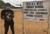 Amaka Okoye egy iskola előtt Chibokban. | © CSI