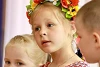 Zsitomir: a kitelepített gyerekek – akik a városi óvodában föltöltődhetnek – teljes elköteleződést mutattak az ünnepségen. | © spe
