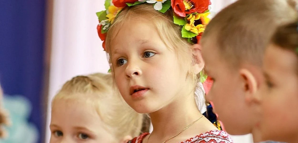 Zsitomir: a kitelepített gyerekek – akik a városi óvodában föltöltődhetnek – teljes elköteleződést mutattak az ünnepségen. | © spe