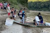 A kitelepítetteknek szánt rizseszsákokat csónakkal szállítják át a Szalween folyón. | © CSI