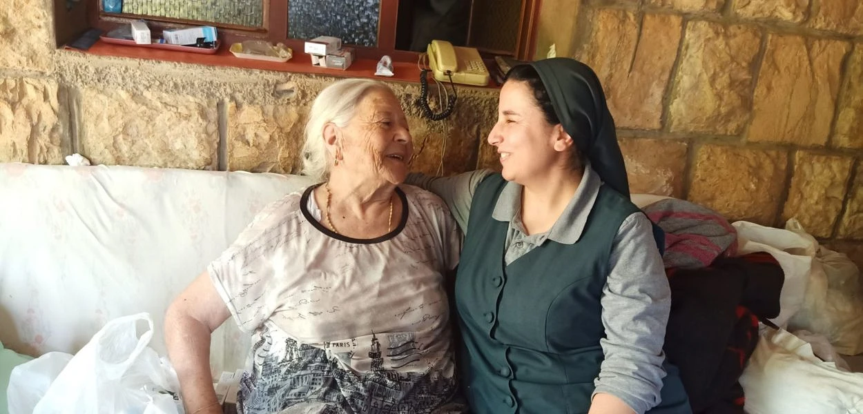 Ez az idős asszony végtelenül hálás Fadia nővér segítségéért és szerető gondoskodásáért. | © CSI