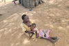 Dél-Szudánban is éheznek az emberek. Aluel és fia, Madut is le van soványodva. A fiatal nő számára a CSI-tól kapott 25 kg cirok válasz az imára. | © CSI